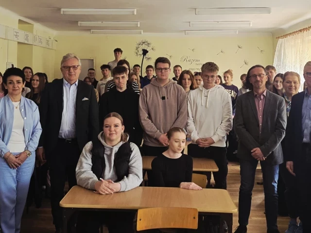 100 mln zł i 150 miejsc pracy. Lotnisko w Szymanach pokazuje młodym konkretną przyszłość