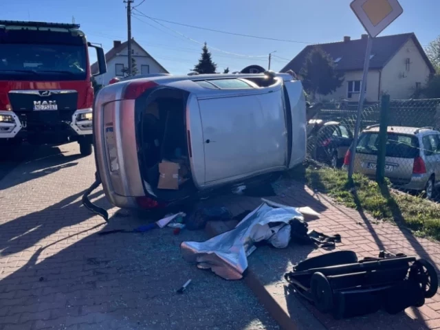 Groźny wypadek w Lemanach. Auto wypadło z drogi