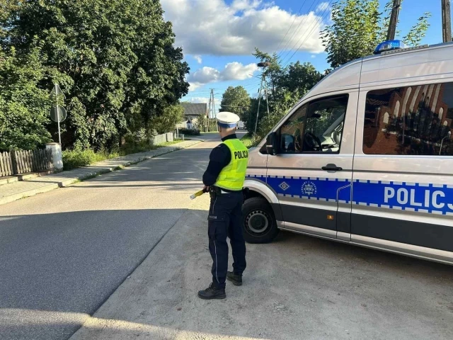 900 kontroli i dwóch pijanych kierowców. „Pijane” audi wjechało w słup