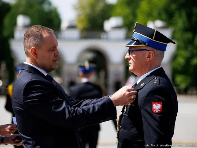 Szymon Pawłowski odznaczony przez Prezydenta RP. Krzyż św. Floriana trafił do strażaka z naszego powiatu