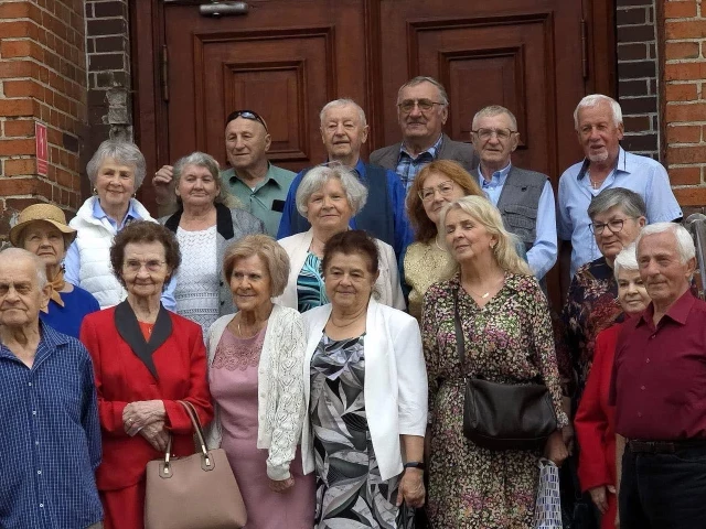 Po 70 latach wrócili do swojej szkoły. „Patrzyliśmy na siebie i nagle znów mieliśmy po kilkanaście lat”