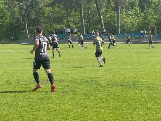 Grali w dziesiątkę i bez bramkarza. Błękitni zostawili serce w Orzyszu
