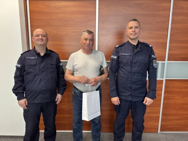 Stanął naprzeciw napastnika i nie uciekł. Mieszkaniec Szczytna obezwładnił sprawcę „z bronią”