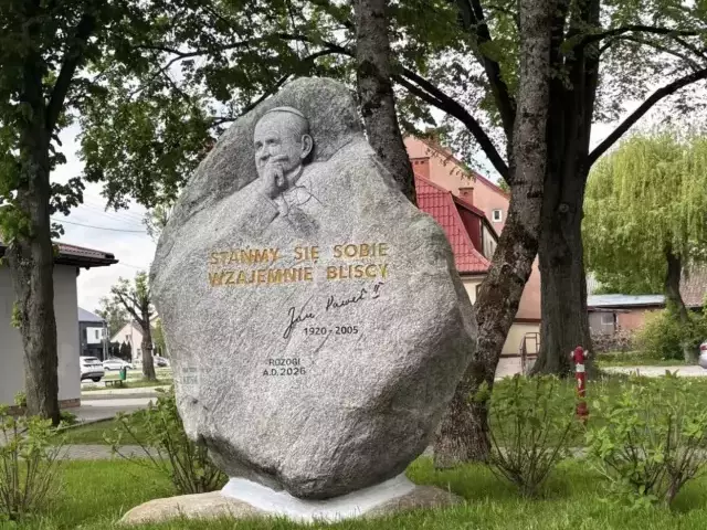 Kamień pamięci stanął w centrum Rozóg. Plac Jana Pawła II zmienił swoje oblicze