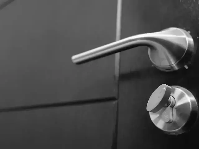 Kontrola dostępu w domu, biurze i wspólnocie mieszkaniowej – kiedy klucz przestaje wystarczać?