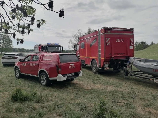 Wędkarska wyprawa zakończyła się tragedią. Nie żyje mężczyzna, który wypadł z łódki na jeziorze Kalwa