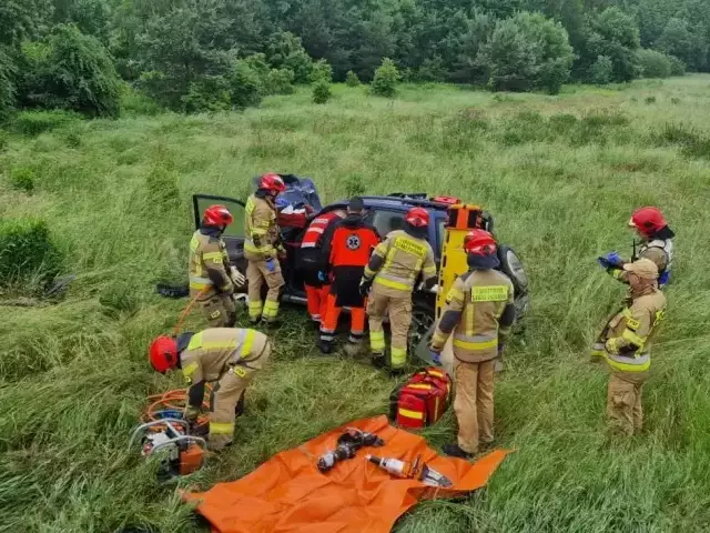 Uwięziony w aucie senior, strażacy cięli karoserię. Groźny wypadek Suzuki pod Szczytnem