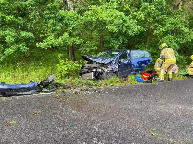 Golf zderzył się z ciężarówką. 60-letnia kobieta trafiła do szpitala (zdjęcia)