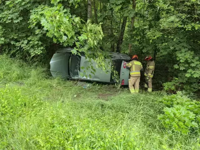 19-latek dachował seatem pod Jedwabnem. Auto wpadło do rowu