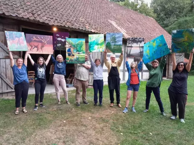 Tipi staną wśród mazurskich lasów. Artyści na dziesięć dni zamienią polanę w żywą pracownię