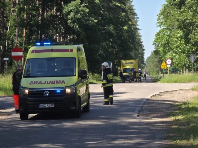 Motocykl wypadł z drogi pod Marksewem. 22-latkę zabrał śmigłowiec LPR