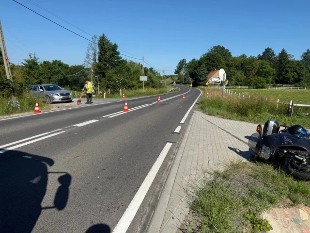Motocyklista trafił do szpitala po zderzeniu w Gromie. Policja ustala przebieg porannego wypadku